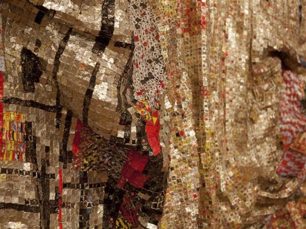 El Anatsui, In the World But Don't Know the World? (detail), 2009 Aluminium and copper wire, 1000 x 560 cm © El Anatsui Collection Stedelijk Museum Amsterdam and Kunstmuseum Bern Courtesy the Artist and October Gallery, London Photo © Jonathan Greet