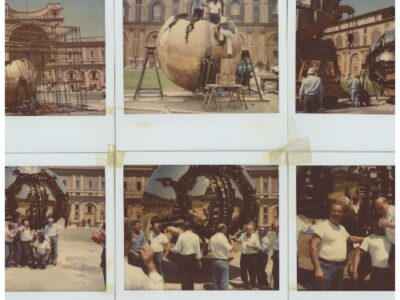 Installazione di Sfera con sfera nel Cortile della Pigna dei Musei Vaticani, Roma, 1990. Foto Archivio Arnaldo Pomodoro, courtesy Fondazione Arnaldo Pomodoro, cover