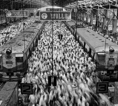 Sebastiao Salgado La Churchgate railway station, Bombay, India, 1995 © Sebastião Salgado - Contrasto, cover
