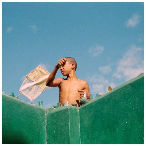 Daniele Tamagni Boy with kite Cuba 2004 © Daniele Tamagni Courtesy Giordano Tamagni cover