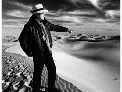 Mimmo Cattarinich Il regista Bernardo Bertolucci durante il tournage de Il Tè Nel Deserto, 1990, Courtesy Associazione Culturale Mimmo Cattarinich, cover