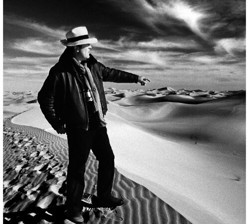 Mimmo Cattarinich Il regista Bernardo Bertolucci durante il tournage de Il Tè Nel Deserto, 1990, Courtesy Associazione Culturale Mimmo Cattarinich, cover